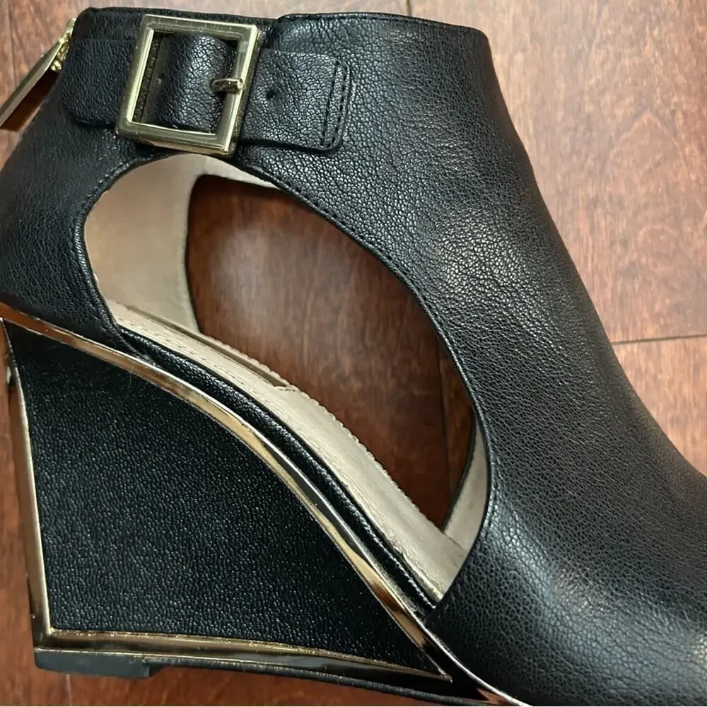 Louise et Cie Black Leather Wedge Heel Peep Toe Shoes, Gold Detailing Size 8.5
